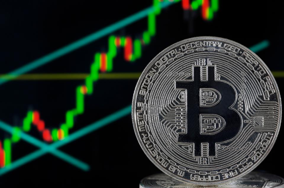 "بتكوين" تستقر في نطاق ضيق وسط تلاشي نشوة صناديق التشفير المتداولة